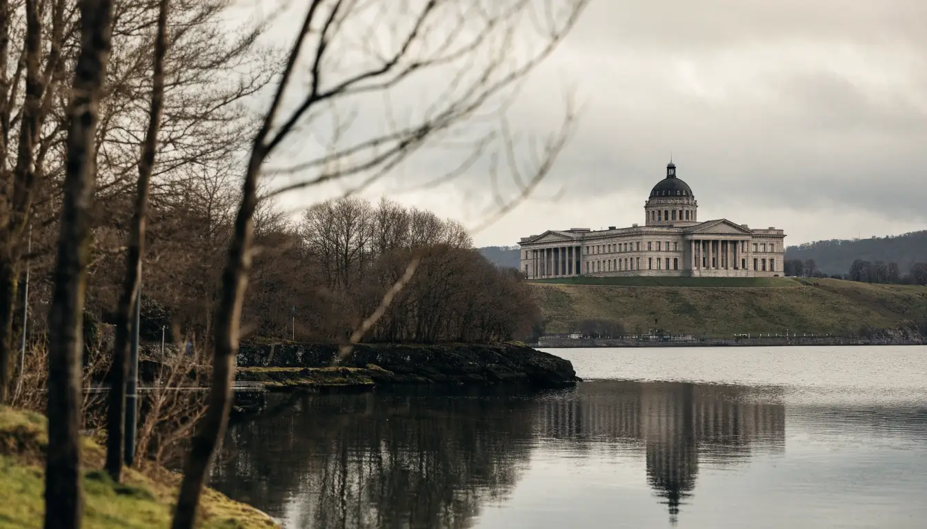 Stortinget i Oslo sett fra vannet på en overskyet dag
